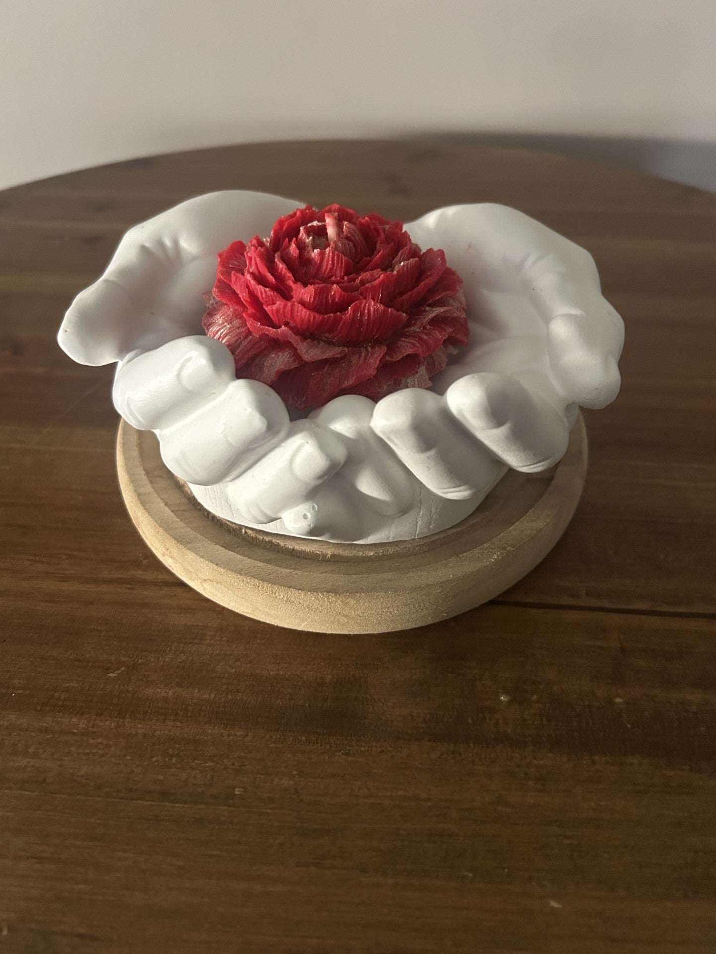 main qui tient rose