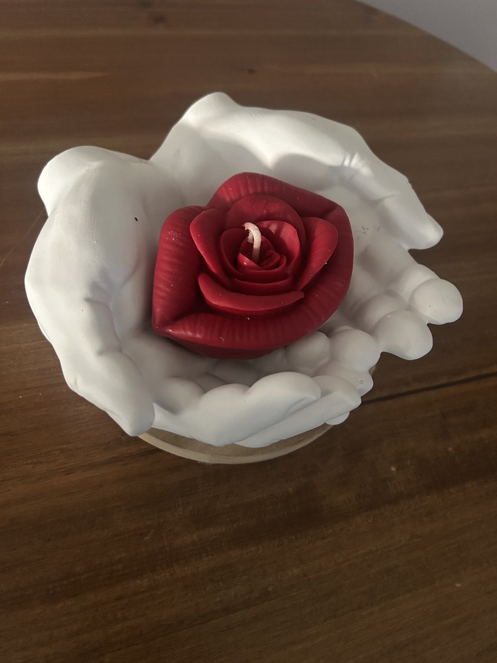 main qui tient bouche en rose