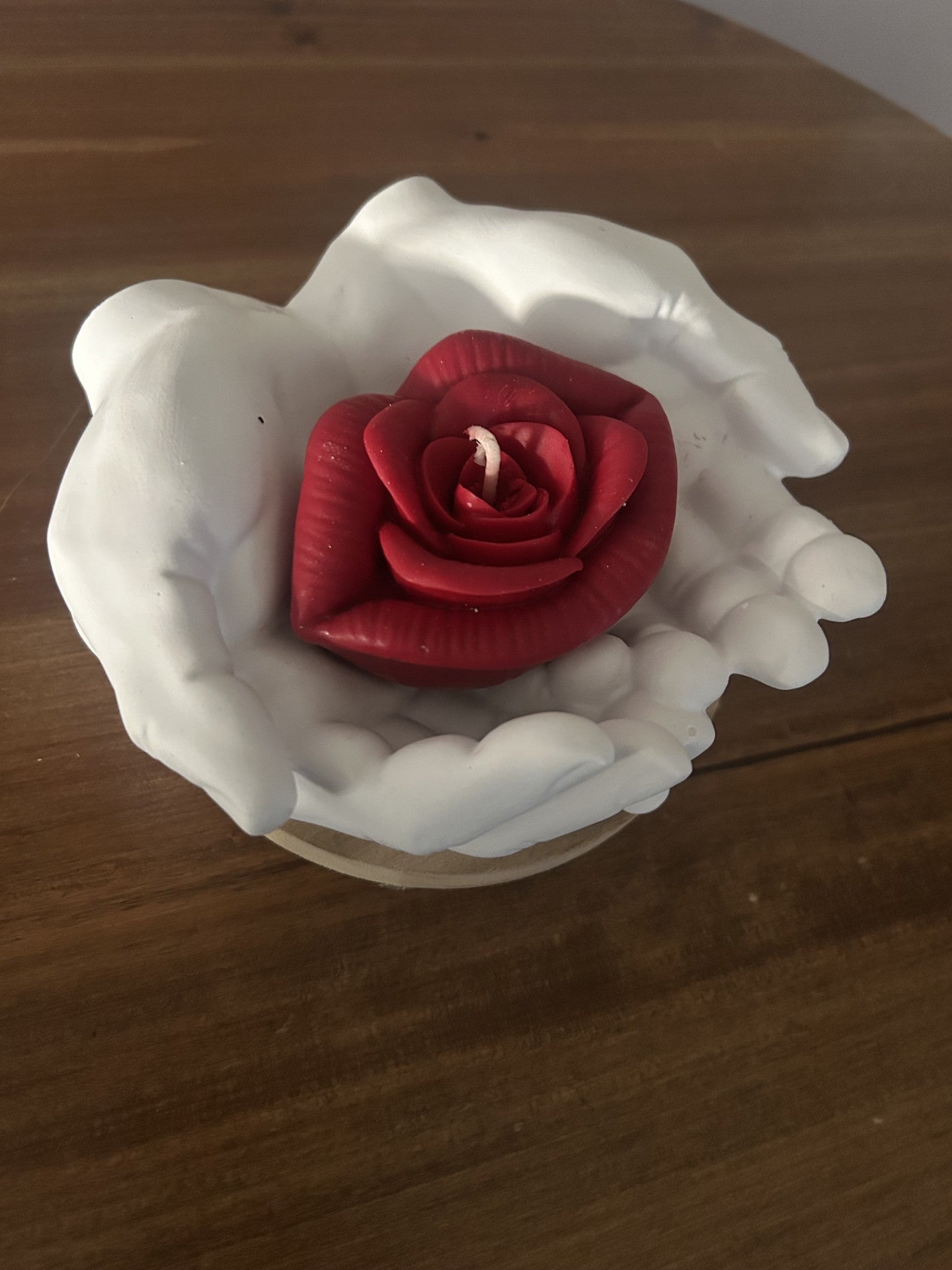 main qui tient bouche en rose