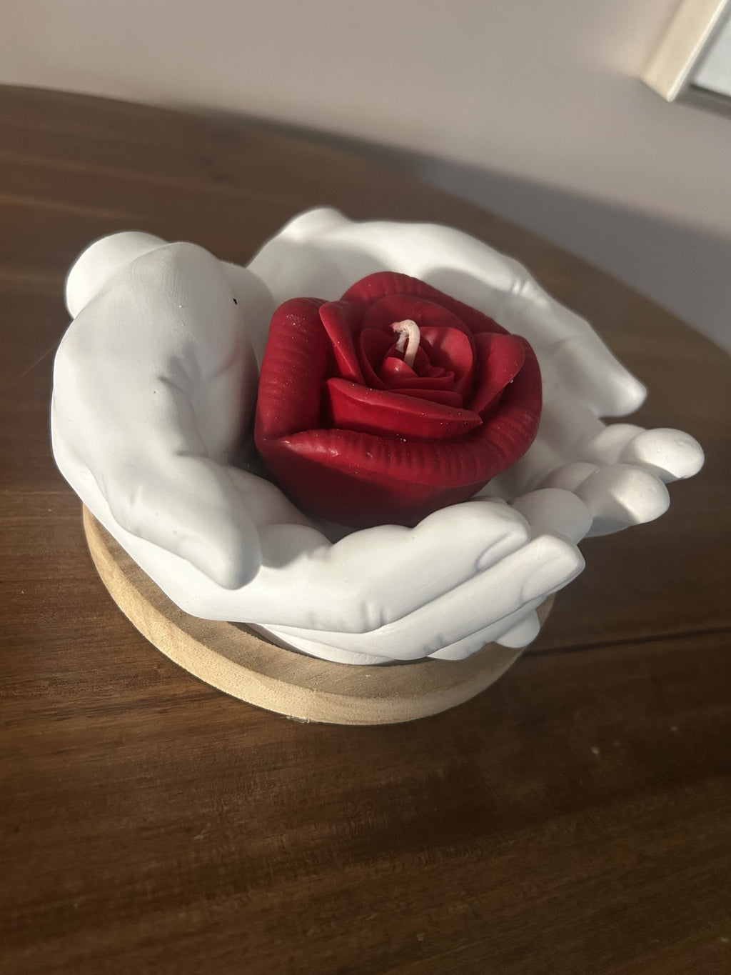 main qui tient bouche en rose