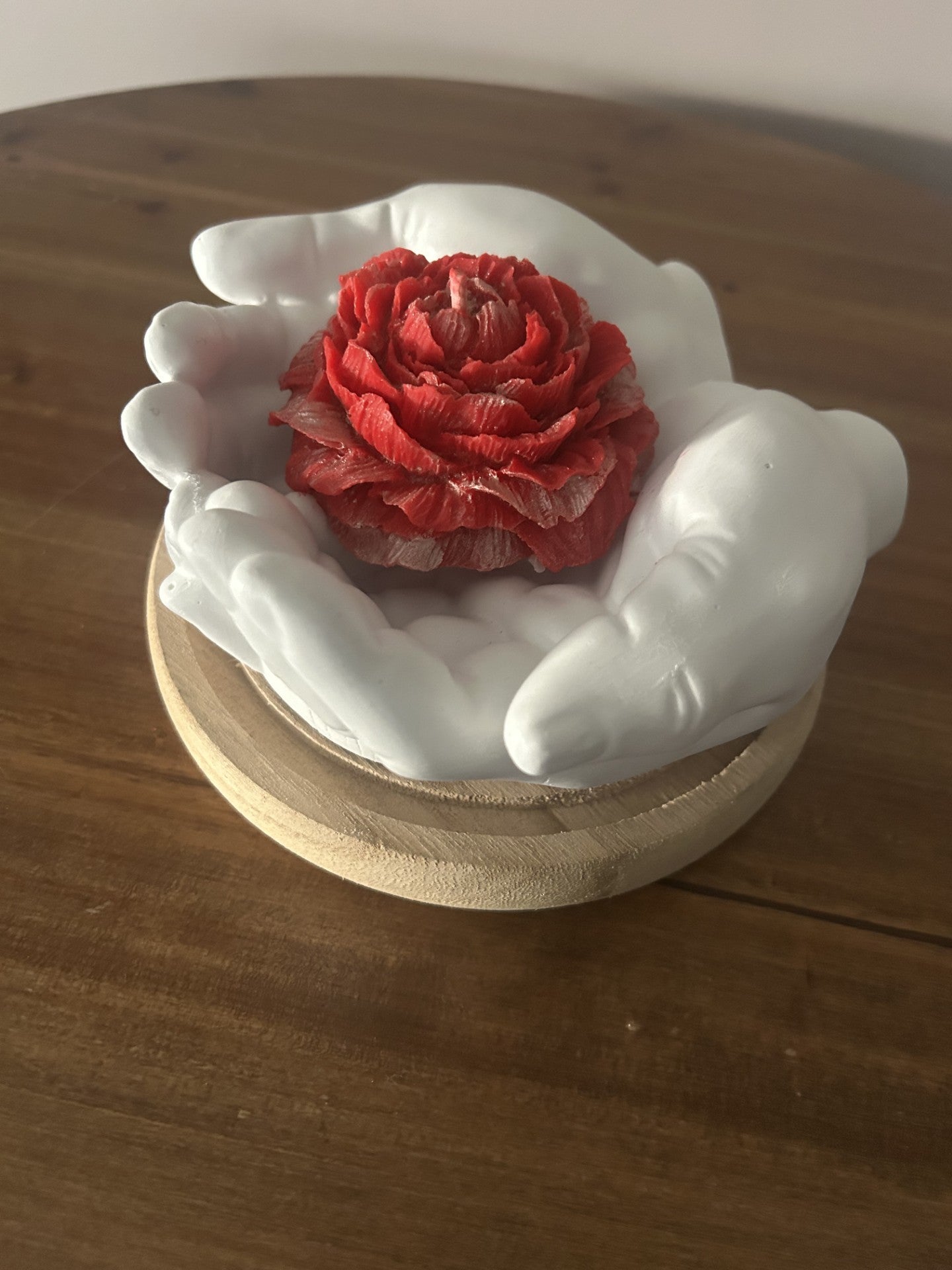 main qui tient rose